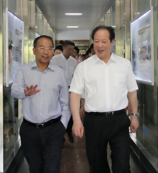 阮伟祥董事长陪同彭佳学参观星空体育在线网址科技楼 - 副本.JPG